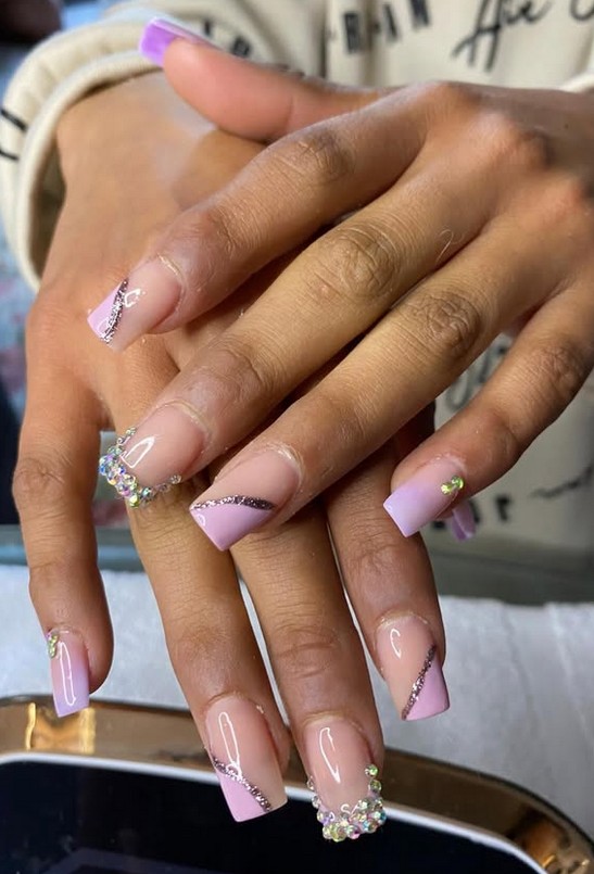 Uñas lilas con brillantes